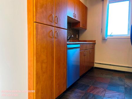 COZY 2 BED, 1 BATH, 6TH FLOOR APARTMENT WITH AN ASSIGNED PARKING STALL IN DOWNTOWN - Photo 5