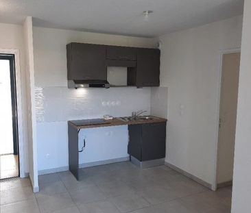 T2 AVEC LOGGIA ET DEUX PARKINGS COUVERTS - Photo 3