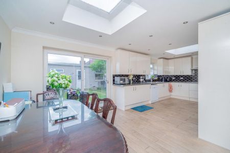 4 bedroom semi-detached house to rent - Photo 5