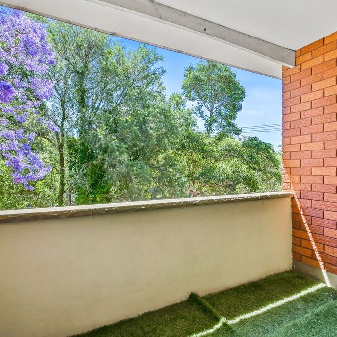 Centrally Positioned, Tastefully Updated, Executive Style, Spacious And Sun-Kissed Two Bedroom Oasis, Only Moments To Transportation, Cafes And Shops - Photo 1