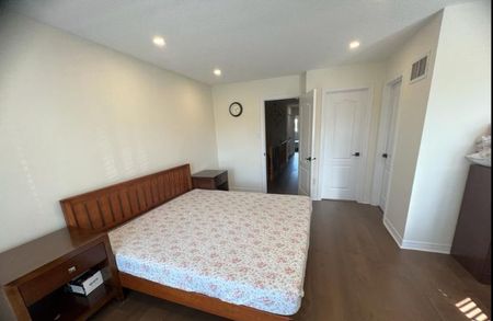 For Lease - 311 Oaktree Circle, Mississauga, Ontario - Photo 2