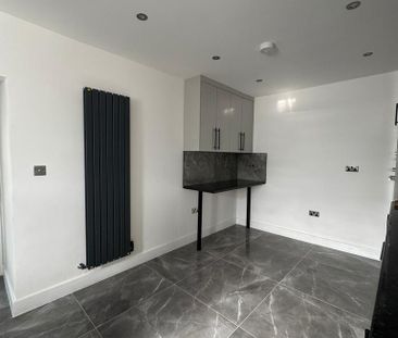 5 bedroom semi-detached house to rent - Photo 4