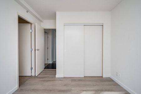 1077 Marinaside Crescent town house — Vancouver, BC (2-Bedroom) - 2 Bedroom - Photo 2