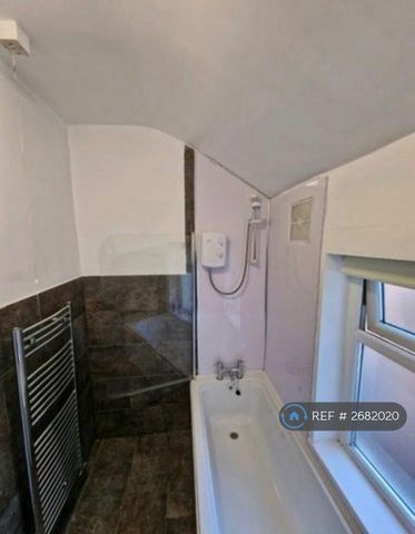 1 bedroom in a house share to rent - Photo 2