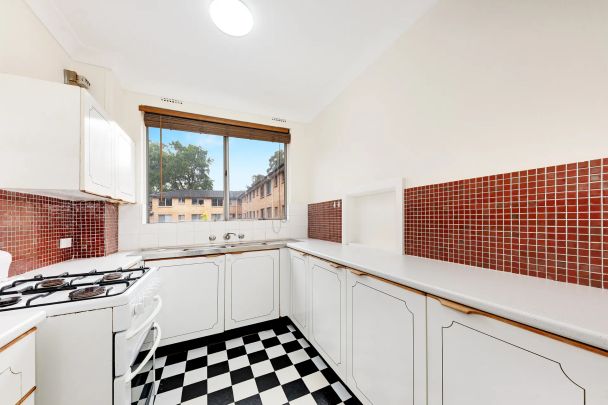 Sundrenched Two Bedroom Apartment in Tree Lined Street - Photo 1