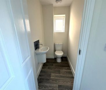 2 bedroom end of terrace house to rent - Photo 3