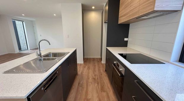MODERN THREE BEDROOM TWO BATHROOM TOWNHOUSE - Photo 1