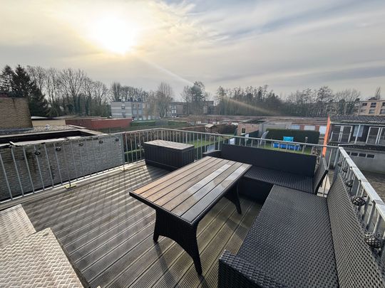 Appartement met terras en 2 slaapkamers nabij het centrum - Photo 1