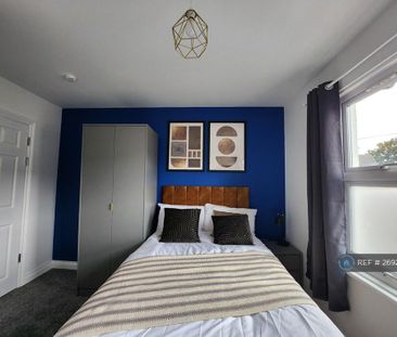 1 bedroom in a house share to rent - Photo 2