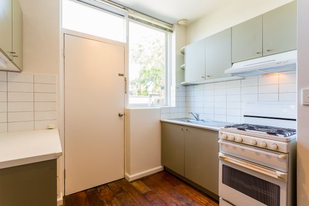 SPACIOUS APARTMENT WITH COURTYARD - Photo 1