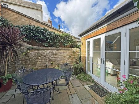 3 bedroom end of terrace house to rent - Photo 5