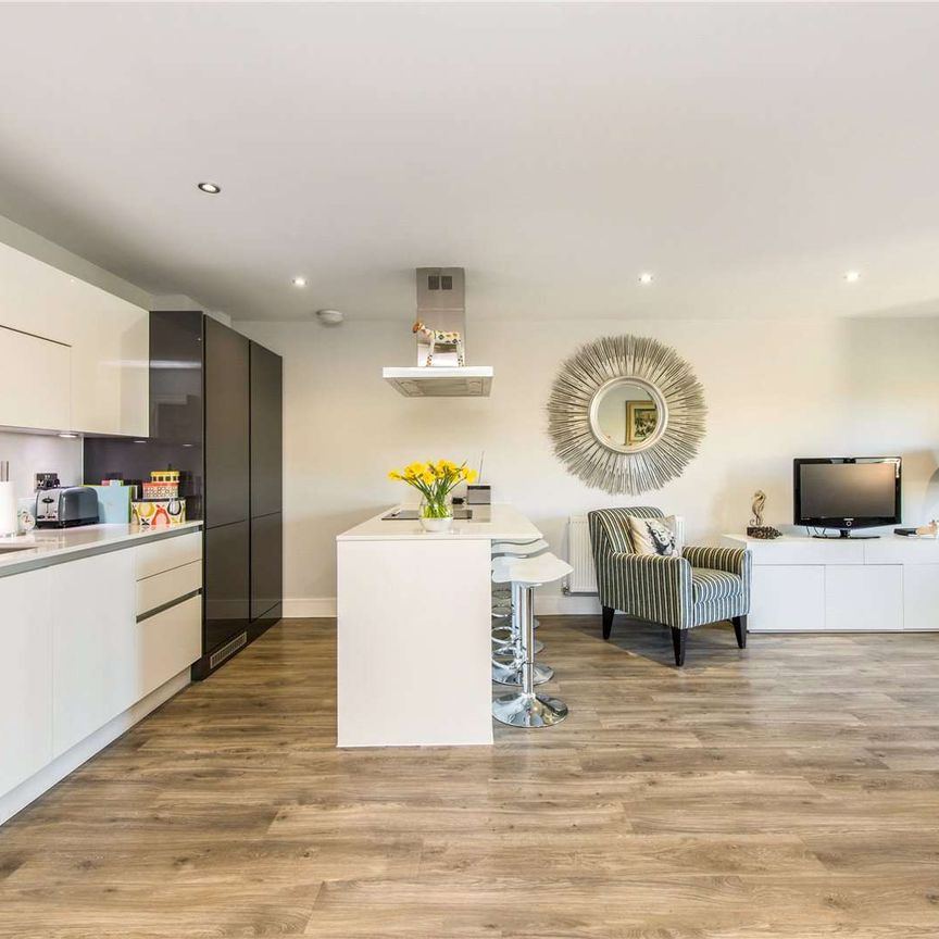 Stylish three bedroom apartment with balcony available early December and unfurnished. - Photo 1