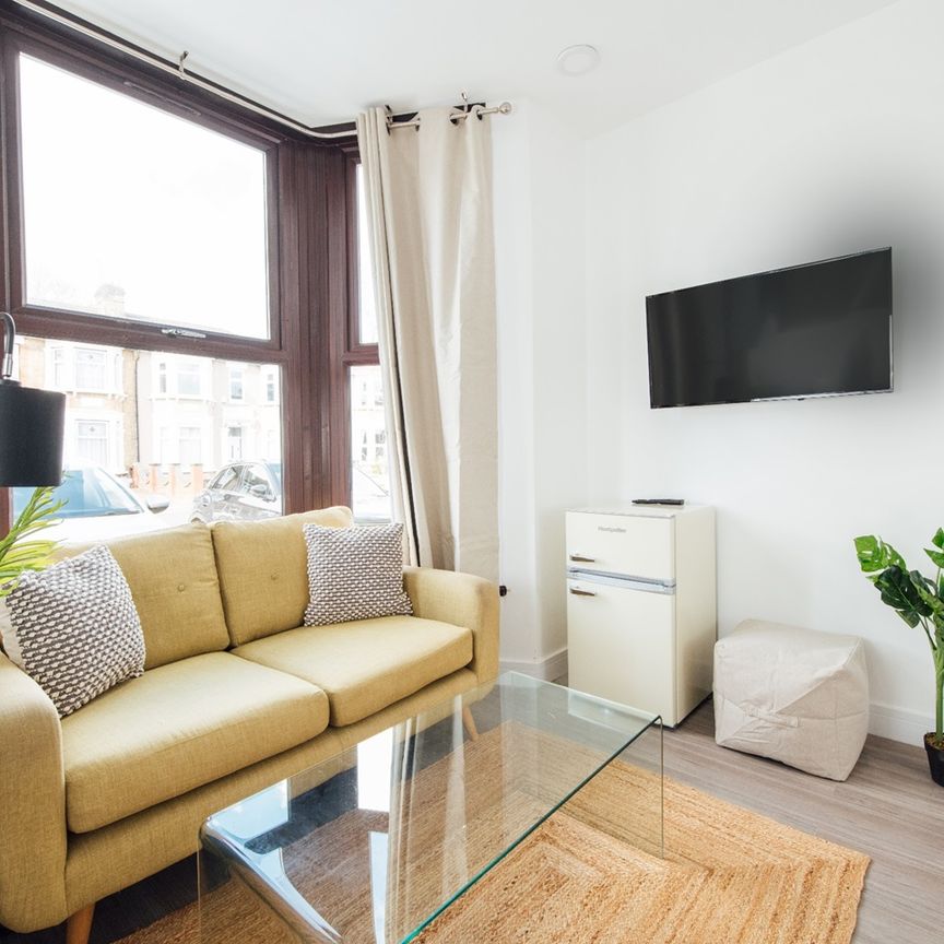 2 Bed Flat, Empress Avenue, IG1 - Photo 1