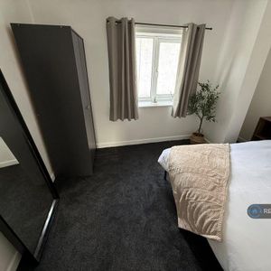 1 bedroom in a house share to rent - Photo 3