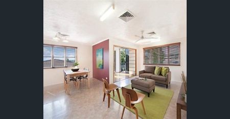 CHARMING 3 BEDROOM HOME IN MOUNT LOUISA! - Photo 2