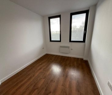 PETERBOROUGH - Photo 2