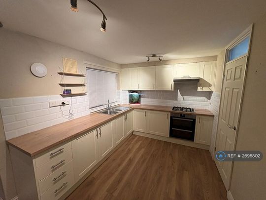 3 bedroom end of terrace house to rent - Photo 1