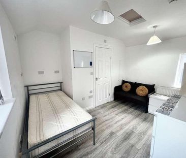 Coventry, CV6 - Photo 3