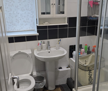 1 bedroom in a house share to rent - Photo 4