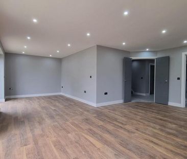 6 bedroom detached house to rent - Photo 4