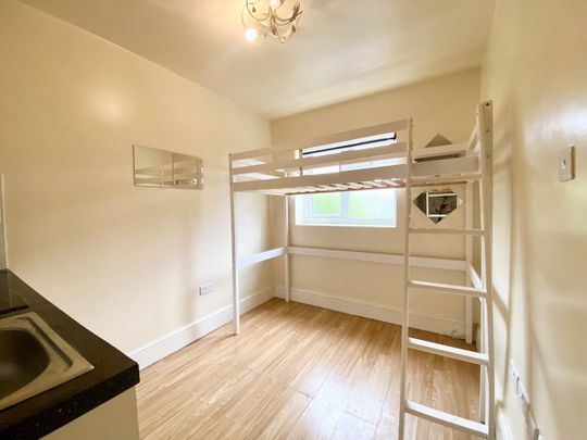 Studio Flat, Lydford Road, NW2 - Photo 1