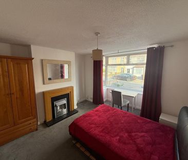 4 Bed Terraced House, Third Avenue, BS7 - Photo 2
