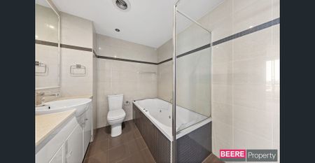 Contemporary 3 Bedroom Apartment With 2 Secure Parking Spaces - Photo 5