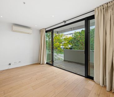 High on Malvern Hill – Stylish One-Bedroom Living - Photo 2