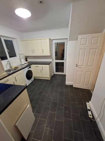Room in a Shared House, Sturminster Road, BS14 - Photo 2