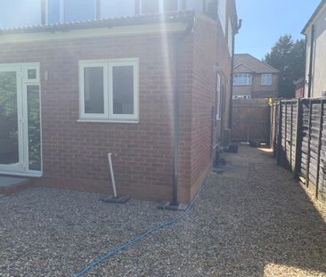 4 Bed Semi-Detached House, Hitchin Road, LU2 - Photo 2