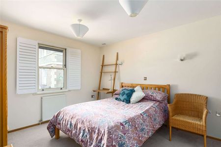 A modern and stylish home set in a private, gated location. - Photo 4