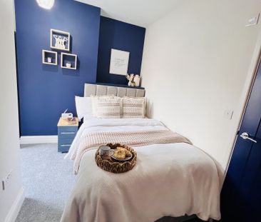 BEDROOM 1- LARGE DOUBLE ENSUITE - Photo 4