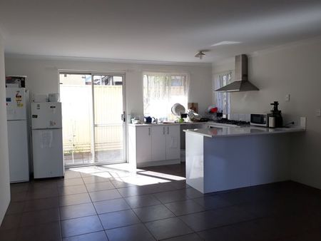 LARGE MASTER BEDROOM. MODERN HOUSE. TOP LOCALE. WALK TO EVERYTHING! Couple Allow - Photo 3