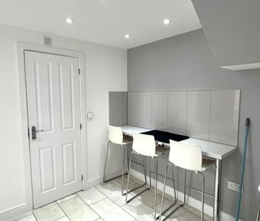 4 bedroom Flat To Let - Photo 2