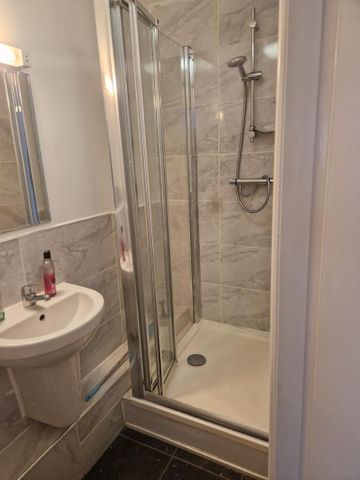 3 bedroom flat to rent - Photo 4