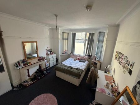 4 bedroom semi-detached house to rent - Photo 3