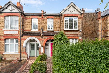 3 bedroom in Shepherds Bush - Photo 2