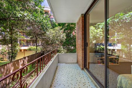 2 BEDROOM GEM IN THE HEART OF PARRAMATTA! GREAT VALUE! - Photo 3