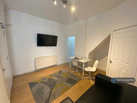 1 bedroom in a house share to rent - Photo 2