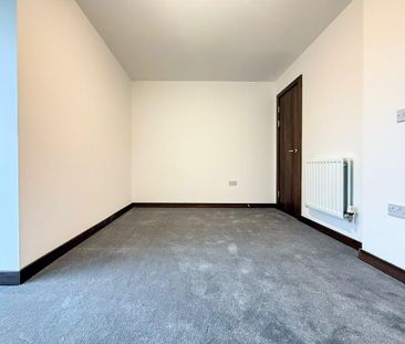 4 bedroom end of terrace house to rent - Photo 4