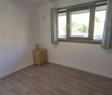 3 bedroom flat to rent - Photo 4