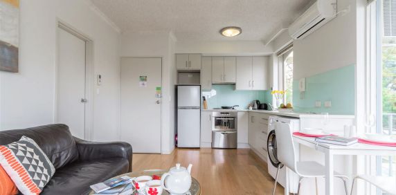 LIGHT-FILLED APARTMENT IN A GREAT ST KILDA LOCATION. BEACH & CAFES A SHORT STROLL AWAY - Photo 2
