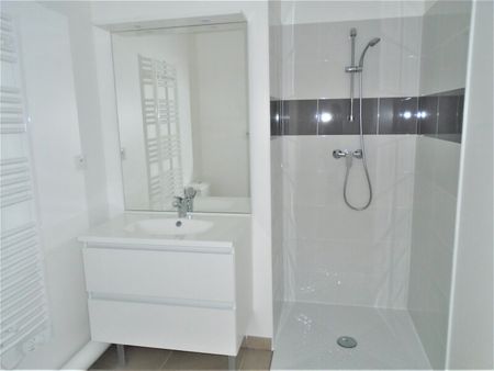 Location Appartement 2 pièces 42m² MARSEILLE 10ème - Photo 3