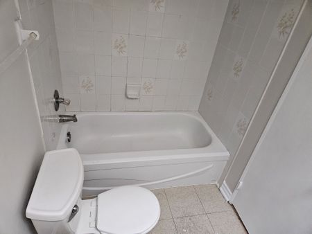 For Lease - 2460 Eglinton Avenue Unit# 219, Toronto, Ontario - Photo 3