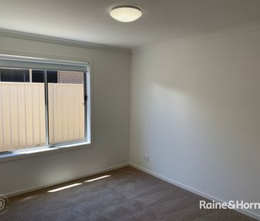 4 Bedroom Home with Large Yard - Photo 5