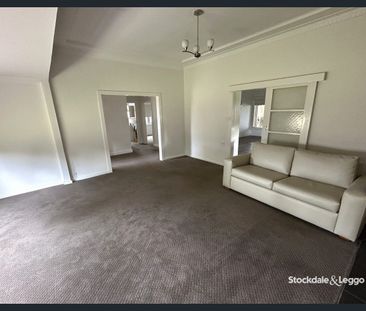 COMFORTABLE KIALLA LIVING IN A PRIME LOCATION! - Photo 1