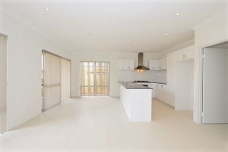 Low maintenance, perfect location, available now - Photo 3