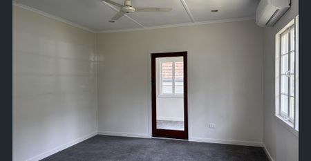 Beautifully Renovated Home in Holland Park - Photo 5