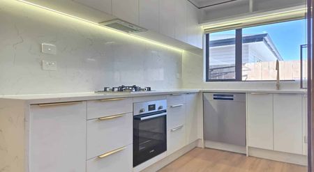 Executive 3 Bed, 2.5 Bath Home with Dual Loung... - Photo 4