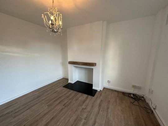 Available 3 Bed House - end terrace - Photo 1